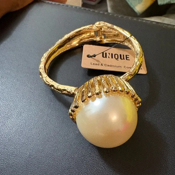 Elegant Gold and Faux Pearl Women's Statement Bracelet - Picture 3 of 4